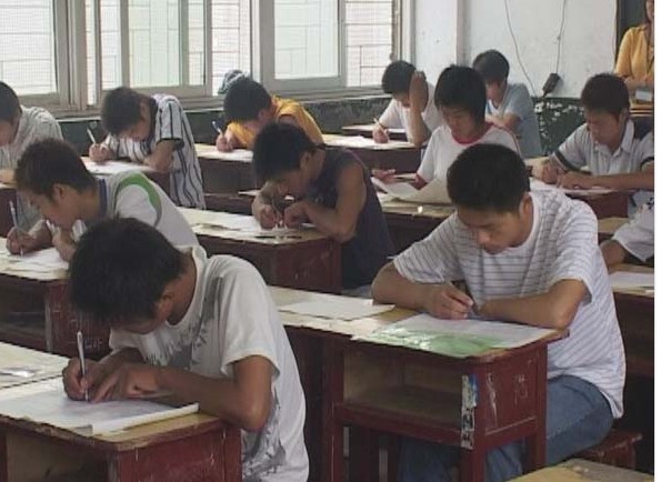筆者認為，現(xiàn)在高考成本加大，高考帶來的延伸產(chǎn)業(yè)也蓬勃發(fā)展，勢必將“高考經(jīng)濟”推向惡性發(fā)展。全國出版高考用書的出版社不下百家，圍繞分省命題的參考用書、講座也不計其數(shù)，無疑增加了考生經(jīng)濟和精力的雙重負擔(dān)和浪費。