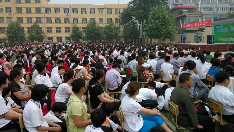 歐陽維建老師都能在報告中列舉了大量的案例，還與現(xiàn)場的家長和學生進行互動。
