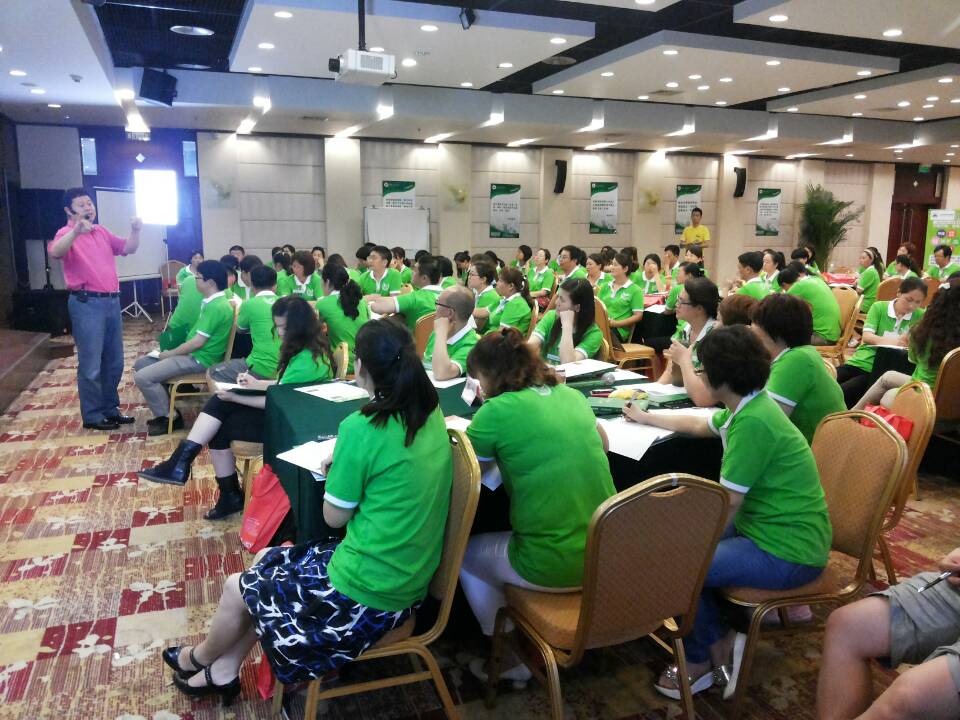 今天雖然是北京學習動力營和父母大學同期開課的第一天。但是我們看到這些偉人父母們，都能很快就進入到學習狀態(tài)當中。今天下午，通過主持人的引導之后，給參加這些課程的維偉人父母們和少年演講家們，跳一支《少年演講家》舞蹈。為接下來的課程鋪墊了良好的氛圍。 