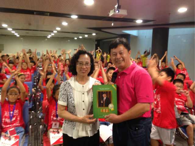 孩子們?cè)谥剃?duì)的引領(lǐng)下游歷清華美麗風(fēng)光，覓偉人足跡、學(xué)偉人精神、拓偉人胸懷！